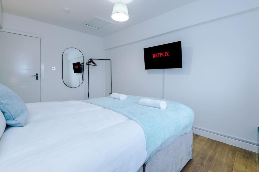 #6 - Vibrant In Centre - Sleeps 7 *