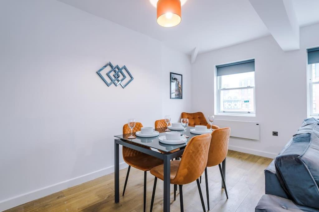 #6 - Vibrant In Centre - Sleeps 7 Apartment