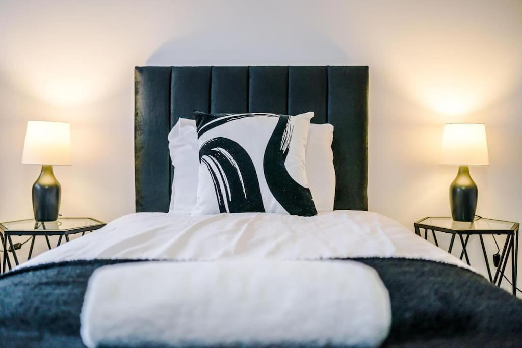 #6 - Vibrant In Centre - Sleeps 7 Apartment *