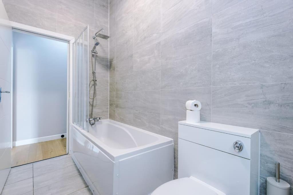 #6 - Vibrant In Centre - Sleeps 7 *