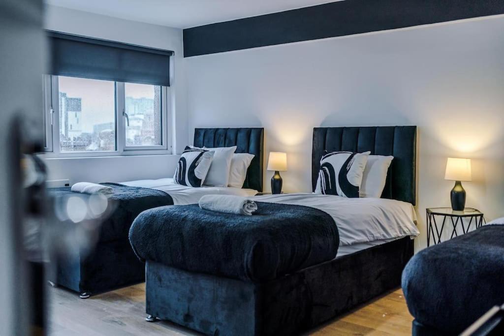 #6 - Vibrant In Centre - Sleeps 7 Apartment