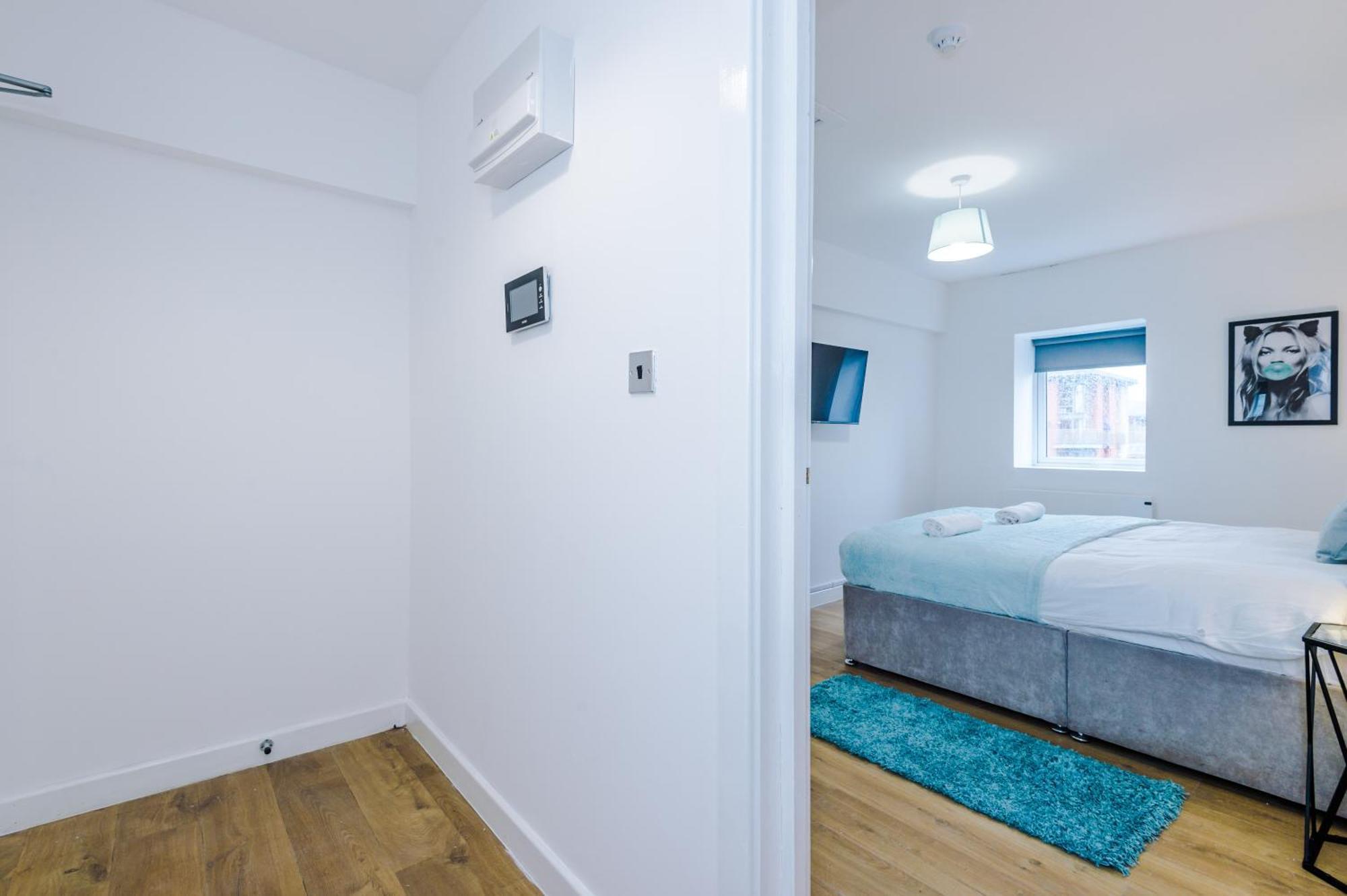 #6 - Vibrant In Centre - Sleeps 7 Apartment