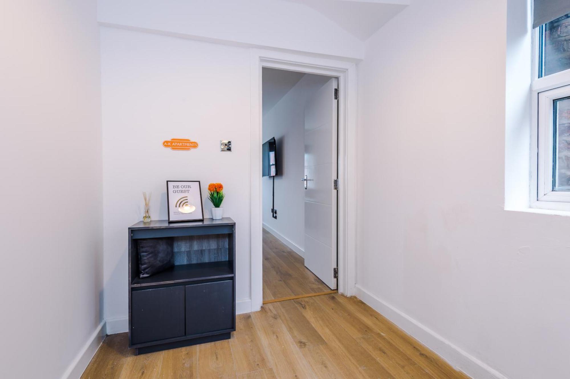 #6 - Vibrant In Centre - Sleeps 7 Apartment